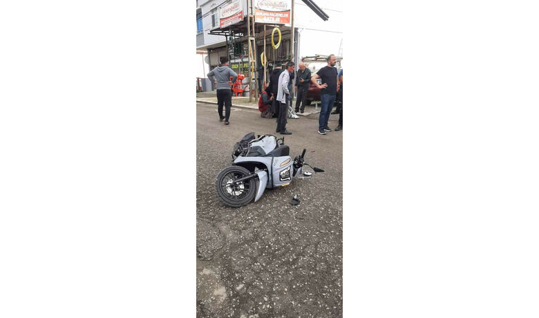 Motosiklet, park halindeki otomobile çarptı: 1 yaralı
