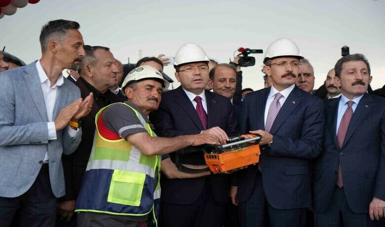 Bakan Tunç: "Yapay zekayla işimizi dahada kolaylaştıracak projeleri önümüzdeki günlerde milletimizle paylaşacağız" - Adalet Bakanı Yılmaz Tunç, "Yapay zeka ile de destekleyerek yargıda yargı hizmetlerinin görülmesinde özellikle yargı personelimize adalet personelimizin işini kolaylaştırılacak yerli ve milli yazılımlarla yapay zekayla işimizi daha da kolaylaştıracak projeleri önümüzdeki günlerde milletimizle paylaşacağız ve bunun çok önemli olduğunu düşünüyoruz" dedi.
