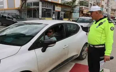 Polislerden hayat kurtaran trafik bilgilendirmesi
