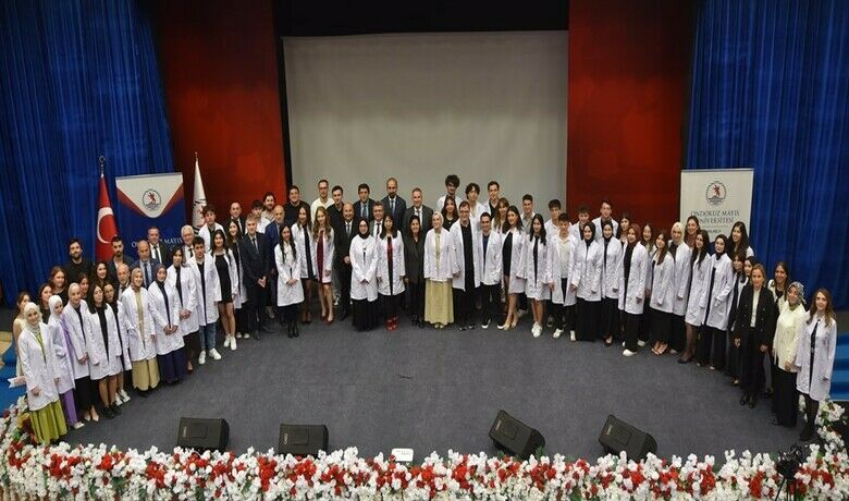 Eczacı adayları beyaz önlük giydi
 - Ondokuz Mayıs Üniversitesi (OMÜ) Eczacılık Fakültesi tarafından düzenlenen 2. Beyaz Önlük Giyme Töreni, büyük bir heyecan ve gururla gerçekleştirildi. Törende, 1. sınıf öğrencilerine mesleğe ilk adımlarını simgeleyen beyaz önlükler protokol üyeleri tarafından takdim edildi.