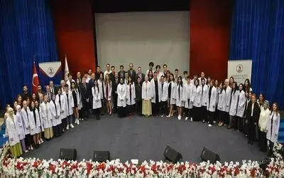 Eczacı adayları beyaz önlük giydi
