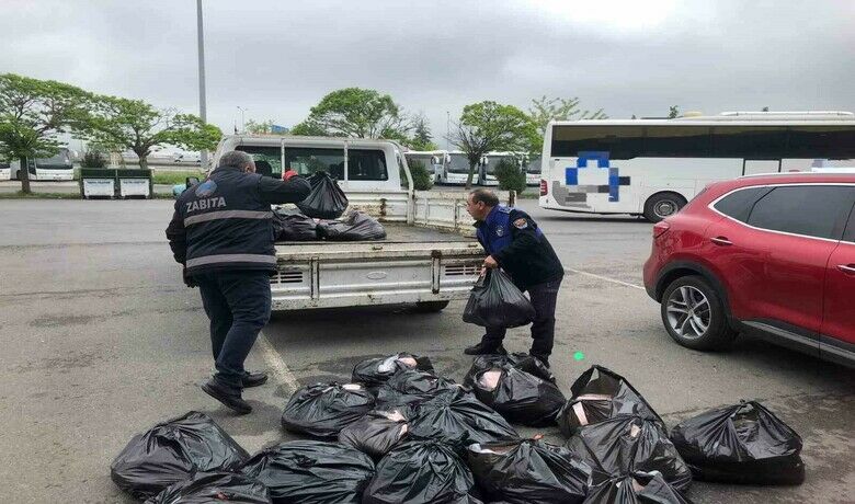 Samsun’da uygunsuz şartlarda taşınan 500kilo iç yağına el konuldu - Samsun’un İlkadım Belediyesi Zabıta Müdürlüğü ekipleri, Samsun İl Sağlık Müdürlüğü ile koordineli yürüttüğü denetimlerde uygunsuz şartlarda taşınan 500 kilogram iç yağına el koydu.