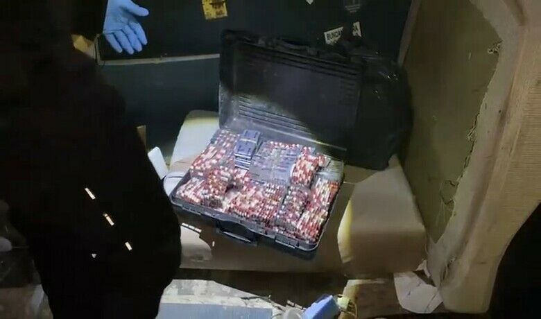 Samsun’da 15 bin 680adet sentetik ecza ele geçirildi - Samsun’da polis tarafından düzenlenen uyuşturucu operasyonunda 15 bin 680 adet sentetik ecza ele geçirildi.