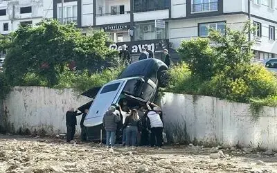 Samsun’da lüks cip istinat duvarından düştü: 2 yaralı
