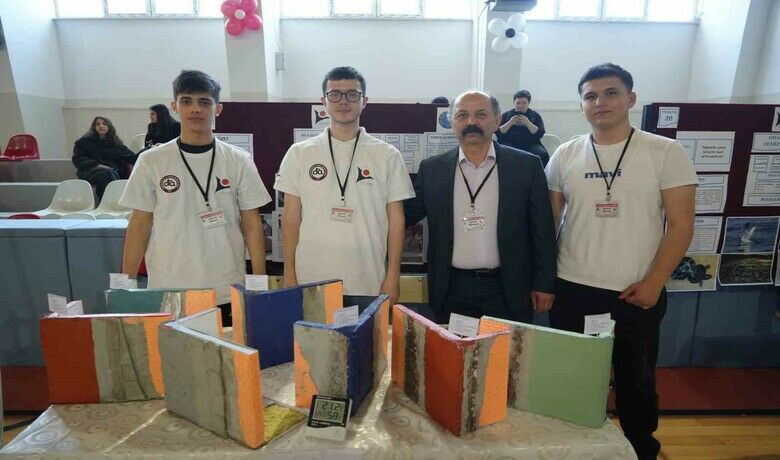 Koyun yünü, keçi kılı veçam ağacı yaprağı yalıtım malzemesi oldu - Samsun Atakum Mesleki ve Teknik Anadolu Lisesi’nde öğrenciler, danışman öğretmenleriyle birlikte koyun yünü, keçi kılı ve çam ağacı yaprağını kullanarak ısı yalıtım malzemesi geliştirdi. Doğal ve atık malzemelerle yapılan bu proje hem ekonomik hem de çevre dostu özellikler taşıyor.