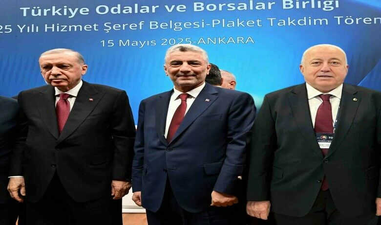 Yılmaz: "Bölgelerimizin sıkıntılarını veiş dünyasının sorunlarını istişare ettik" - Türkiye Odalar ve Borsalar Birliği (TOBB) 2025 Hizmet Şeref Belgesi Töreni’ne katılan Çarşamba Ticaret Borsası Başkanı Yılmaz, "Bölgelerimizin sıkıntılarını ve iş dünyasının sorunlarını istişare ettik" dedi.