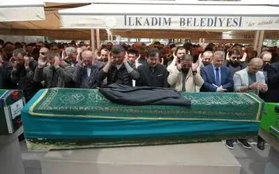 Ablasını kaçırdığı kuzeni tarafından öldürülen gencin tabutunun üzerine damatlığı konuldu
