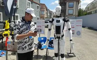 Lise öğrencilerinin tasarladıkları insansı robot ve köpek ilgi çekti
