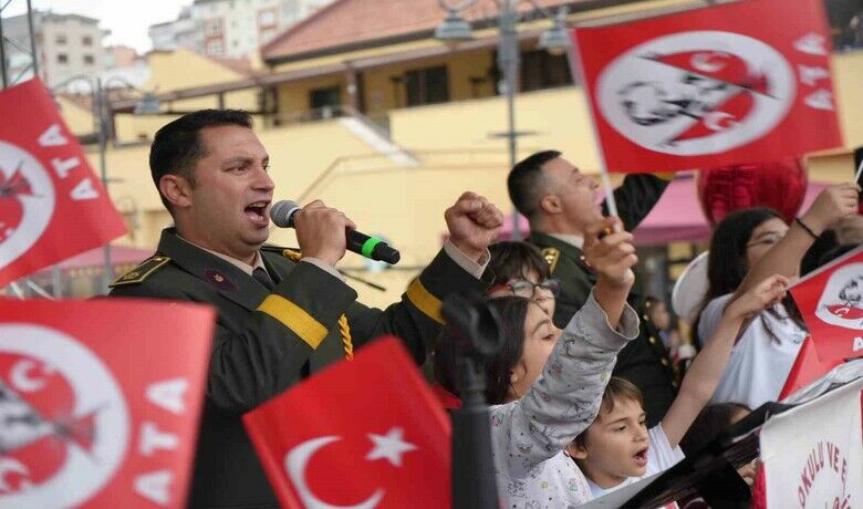 Askeri bandonun, Sefo’nun "Bilmemmi" performansı beğeni topladı - SAMSUN (İHA) – Samsun’da Sahra Sıhhiye Okulu ve Eğitim Merkezi Bölge Bando Komutanlığı’na bağlı rütbelilerin ünlü rap sanatçısı Sefo’nun "Bilmem mi" şarkısı performansı, konsere gelenlerin beğenisini topladı.