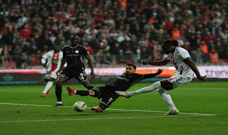 Trendyol Süper Lig: Samsunspor: 1- Sivasspor: 0 (İlk yarı) - Trendyol Süper Lig’in 36. haftasında Samsunspor evinde Sivasspor ile karşılaşıyor. Mücadelenin ilk yarısını Samsunspor, 1-0 önde tamamladı.
