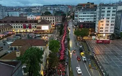 Samsun’da 1919 metrelik bayrakla yağmur altında "Bayrak ve Fener Alayı" yürüyüşü
