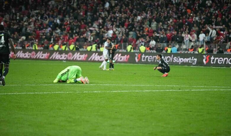 Sivasspor’dan Süper Lig’e hüzünlü veda
 - Sivasspor, deplasmanda karşılaştığı Samsunspor’a 1-0 mağlup olarak ligden düştü. Maçın bitmesiyle futbolcular büyük üzüntü yaşadı.