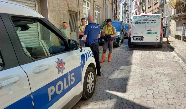 Apartmana yayılan koku yaşlıadamın öldüğünü ortaya çıkardı - Samsun’da apartmana zemin kattan yayılan kötü koku üzerine yapılan aramada yalnız yaşanan yabancı uyruklu şahsın aylar önceden öldüğü ortaya çıktı.