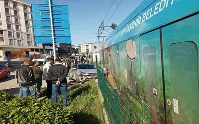 Samsun’da kırmızı ışık ihlali yapan otomobil tramvay ile çarpıştı
