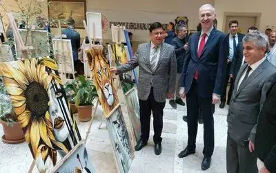 Adliye koridorunda el sanatları sergisi

