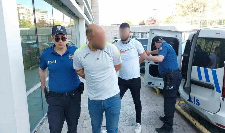 Park halindeki araca benzin döküp yaktılar
 - Samsun’da geceleyin park halindeki otomobile benzin dökerek yakan 2 kişi polisin takibi sonucu yakalanarak,  mahkemece tutuklandılar.
