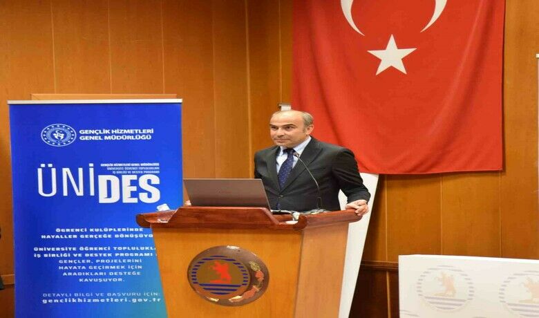 Samsun’da "BilişimÇağında Dezenformasyon" konferansı - Samsun’da, Cumhurbaşkanlığı İletişim Başkanlığı Dezenformasyonla Mücadele Merkezi (DMM) Koordinatörü İdris Kardaş’ın katılımıyla "Bilişim Çağında Dezenformasyon-Hakikatin Peşinde" konulu bir konferans düzenledi. Konferansta konuşan Kardaş, "Dezenformasyonla en çok; terör saldırılar, seçim dönemleri, doğal afetler, salgın hastalıklar, ekonomik dalgalanmalarda karşılaşıyoruz" dedi.