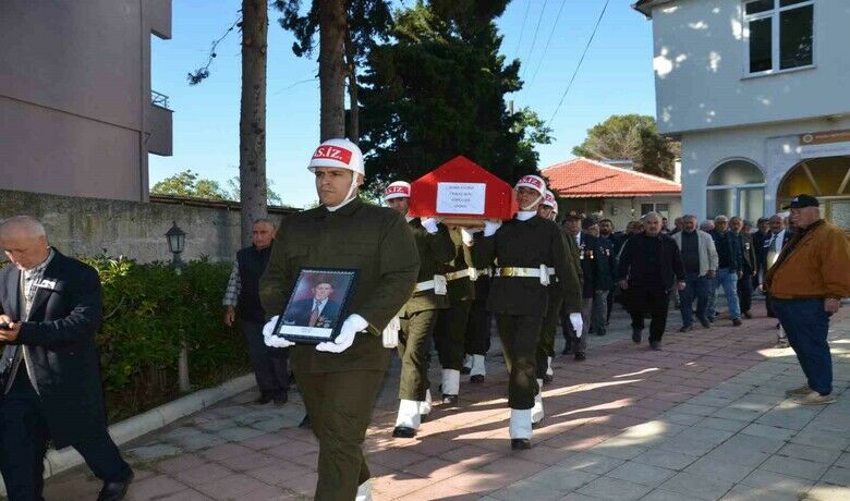 Kore Gazisi Cemal Koç son yolculuğuna uğurlandı - Samsun’un Bafra ilçesinde hayatını kaybeden Kore Gazisi Cemal Koç (96), düzenlenen törenle son yolculuğuna uğurlandı.