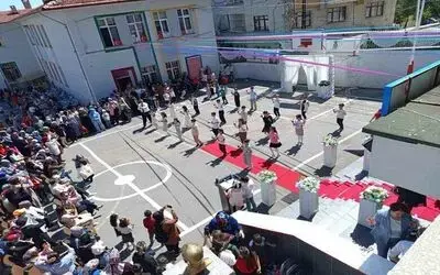Yöresel yemek tanıtımı eşliğinde mezuniyet töreni
