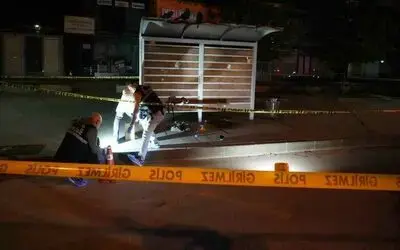 Emekli polis memuru otobüs durağında kendini vurdu
