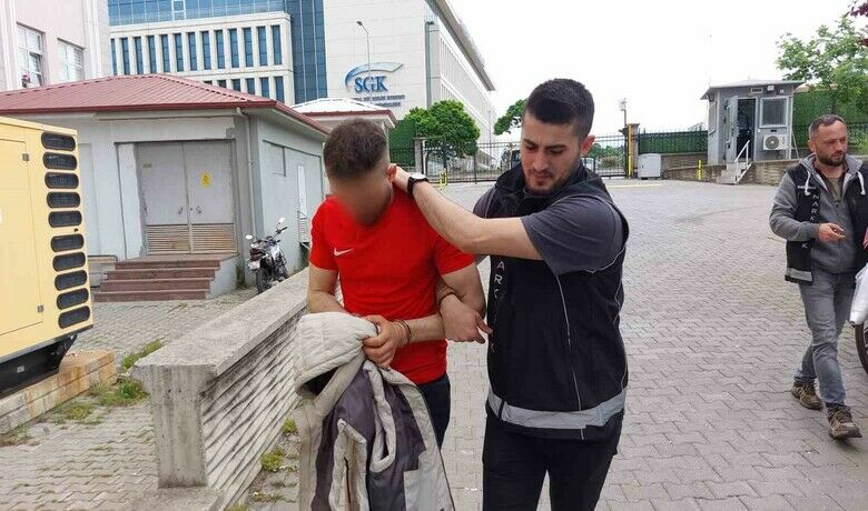 Samsun’da uyuşturucu tacirlerineşafak operasyonu: 21 gözaltı - Samsun’da polis tarafından, uyuşturucu madde ticareti yaptığı tespit edilen 23 şahsa yönelik bu sabah geniş çaplı şafak operasyonu düzenlendi. Özel harekat polislerinin de destek verdiği operasyonda 21 kişi gözaltına alındı.