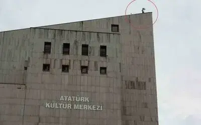 Kültür merkezinin çatısına çıktı, ekipler 1 saatlik çalışmayla ikna etti

