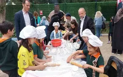 Minik eller okul bahçesinde hamur açıp kıymalı pide hazırladılar
