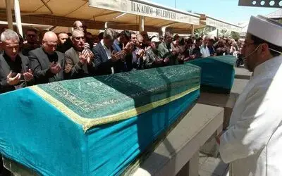 Ağabeyi tarafından öldüren şahıs ile kanserden ölen babası toprağa verildi