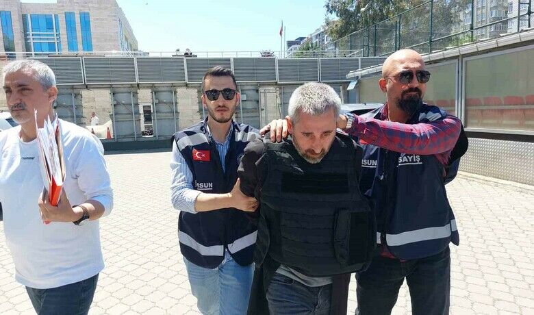 Berber koltuğunda kardeşini vuran ağabeyin ifadesi ortayaçıktı: "Beni vurabileceği endişesi ile ateş ettim" - Samsun’da berber dükkanında kardeşi Barış Kol’u(43) öldüren ağabey Ahmet Kol (46) ifadesinde, "Berber örtüsünün altından silahı çıkardığını gördüm. Tam bana doğru döneceğini anlayınca o anlık panikle ateş ettim. Barış silah çekip horozu kaldırmamış olsaydı kesinlikle belimden silahımı çıkarmayacaktım. Bir anlık panikle beni vurabileceği endişesi ile ateş ettim" dedi.