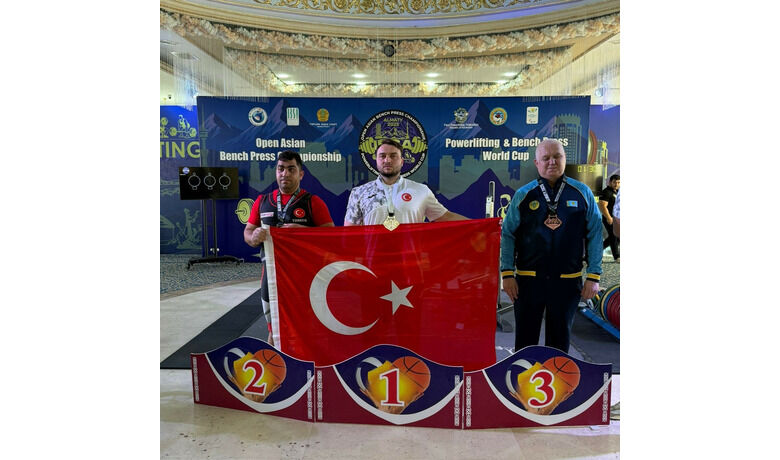 Görme Engelliler Dünya Kupası’nda165 kiloyla şampiyon oldu - Kazakistan’da düzenlenen Görme Engelliler Powerlifting ve Bench Press Dünya Kupası’nda, Samsun’un Çarşamba ilçesinden milli sporcu Muhammet Şimşek, 100 kilo erkekler kategorisinde 165 kiloluk kaldırışıyla şampiyon oldu.