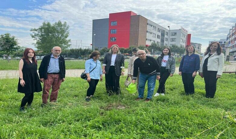 OMÜ’den çevre ve gönülbuluşması: Fidanlar dikildi, şarkılar söylendi - Ondokuz Mayıs Üniversitesi(OMÜ), Çevre Haftası’nı anlamlı bir etkinlikle kutladı. Huzurevinde gerçekleşen buluşmada öğrencilerle yaşlılar fidan dikti, müzikle eğlendi, çevre bilinciyle duygusal anlar yaşandı.