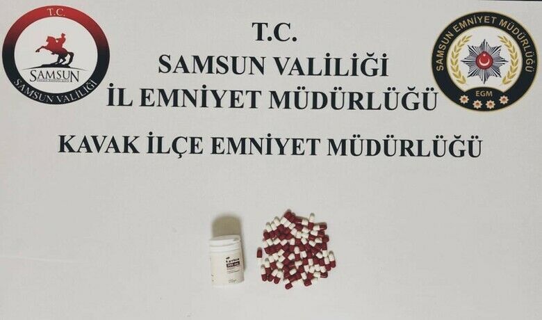 Durdurulan araçtan uyuşturucu hap çıktı
 - Samsun’un Kavak ilçesinde polis ekiplerinin şüphe üzerine durdurduğu araçta 56 adet uyuşturucu hap ele geçirildi, 2 kişi hakkında soruşturma başlatıldı.