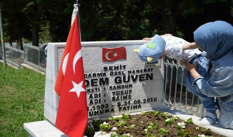 Mezarlıklarda Arefeyoğunluğu, şehitliklerde hüzün - Kurban Bayramı Arefesi’nde Samsun’da mezarlıklar dolup taştı. Duygu dolu anlara sahne olan kabristan ziyaretlerinde, en derin hüzün ise her zamanki gibi şehitliklerde yaşandı.