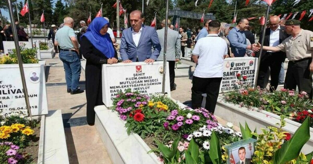 Arefe gününde şehitler dualarla anıldı
