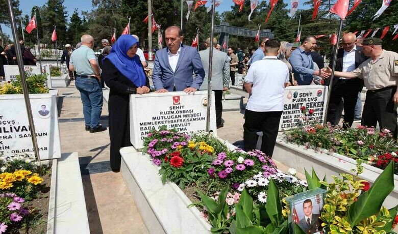 Arefe gününde şehitler dualarla anıldı
