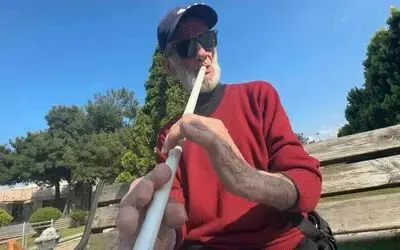 Kesik parmaklarına rağmen neyi bırakmadı: 70 yaşındaki vatandaşın müzik tutkusu hayran bırakıyor
