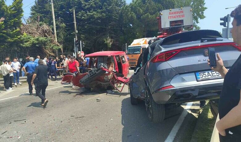 Samsun’da panelvan araç ileotomobil çarpıştı: 5 yaralı