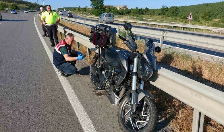 Bariyere çarpan motosiklet 400 metre sürüklendi, sürücü hayatını kaybetti: Kaza anı kamerada
