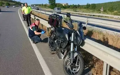 Bariyere çarpan motosiklet 400 metre sürüklendi, sürücü hayatını kaybetti: Kaza anı kamerada
