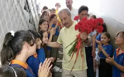 Emekli olan 45 yıllık öğretmene okulda uğurlama töreni
