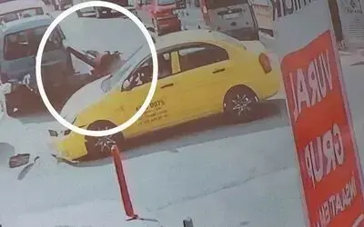 Taksinin motosikletli kuryeye çarptığı kaza kamerada: 1 yaralı
