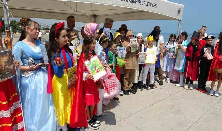 Samsun’da renkli bilim fuarı:Roket uçurdular, projelerini sergilediler - Samsun’un Atakum ilçesinde düzenlenen bilim fuarında öğrenciler hem projelerini sergiledi hem de çevre bilinci için sahneye çıktı. Etkinlikte roket uçuran, şarkı söyleyen ve bilimsel çalışmalarını paylaşan öğrenciler büyük ilgi gördü.