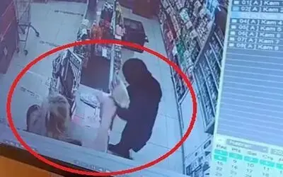 Market çalışanı kadınlar arasındaki tartışma şiddetle sonuçlandı: O anlar kamerada
