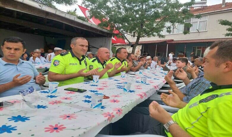 Görevi başında hayatını haybedenpolis memuru için mevlit okutuldu - Samsun’un Bafra ilçesinde, görevi başında geçirdiği kalp krizi sonucu hayatını kaybeden polis memuru Ercan Dursun (38) için mevlit programı düzenlendi.
