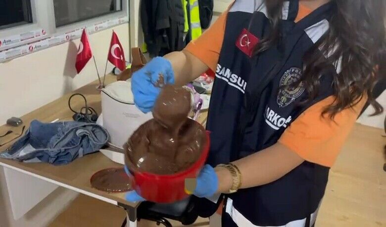 Çikolatanın içine gizlenmişuyuşturucu ele geçirildi - Samsun’da 10 kişinin gözaltına alındığı uyuşturucu operasyonunda ele geçen uyuşturucuların gizlenerek taşıma şekli görenleri hayrete düşürdü. Bir kadının çantasındaki sürülebilir çikolata içerisine gizlenmiş uyuşturucu paketi ve bir aracın otogaz tankı arkasına saklanmış uyuşturucular tek tek polis tarafından ele geçirildi.