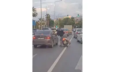 Trafikte tartışma büyüdü: Motosikletli sürücü otomobile vurdu
