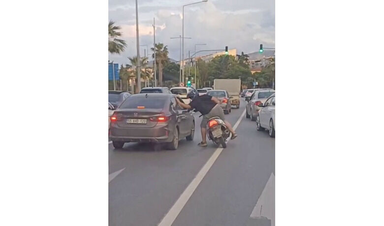 Trafikte tartışma büyüdü: Motosikletli sürücü otomobile vurdu
