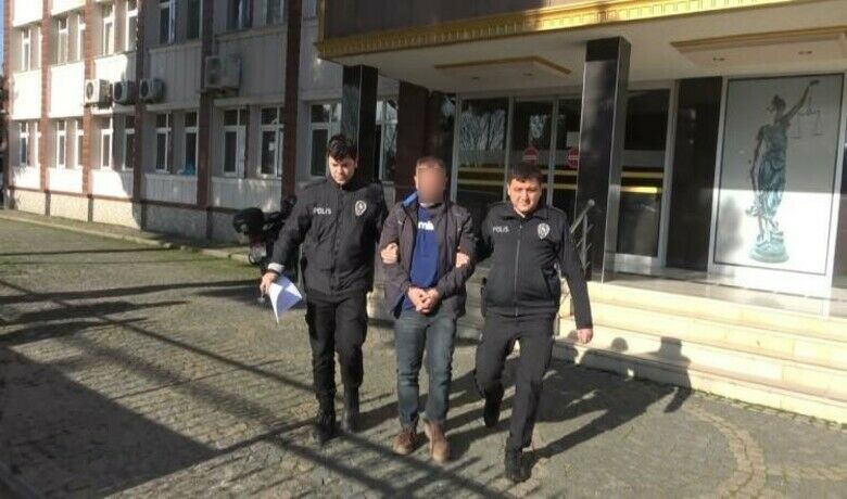Eşini 5 yerinden bıçaklayansanığa ’haksız tahrik’ indirimi - Samsun’un 19 Mayıs ilçesinde boşanma aşamasındaki eşini evine gizlice girerek 5 yerinden bıçaklayan sanık, yargılandığı davada 18 yıl hapis cezasına çarptırıldı. Mahkeme, ‘haksız tahrik’ indirimi uygulayarak cezayı 13 yıl 6 aya düşürdü.