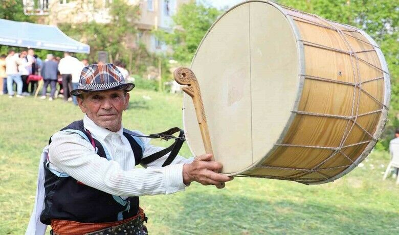 60 yıldır davuluyla düğün vegüreşlerin neşesi: "Yağlı güreş davulsuz olmaz" - SAMSUN (İHA) – Samsun’un Vezirköprü ilçesinde yaşayan 70 yaşındaki Ömer Kaçar, 60 yıldır çaldığı davuluyla düğünlerin, güreşlerin ve şenliklerin vazgeçilmez ismi oldu. Çocuk yaşta başladığı mesleğini bugün de aynı heyecanla sürdüren Kaçar, "Davul yağlı güreşin sembolüdür" dedi.