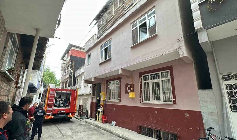 Samsun’da ev yangını: Anneve kızı dumandan etkilendi - Samsun’da 2 katlı bir evde çıkan yangında anne ve kızı dumandan etkilenerek hastaneye kaldırıldı.